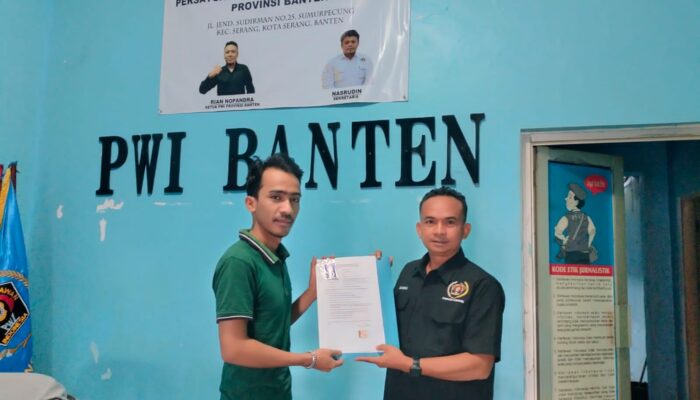 Sangki Wahyudin Serahkan Formulir Pendaftaran Calon Ketua PWI Banten