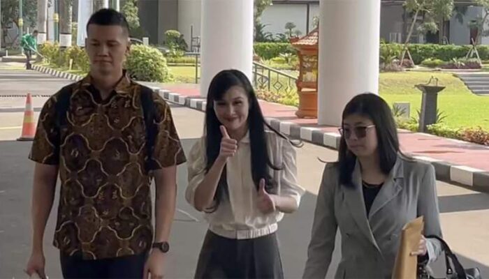 Jalani Pemeriksaan di Kejagung RI, Sandra Dewi Tebar Senyum-Minta Doa ke Awak Media