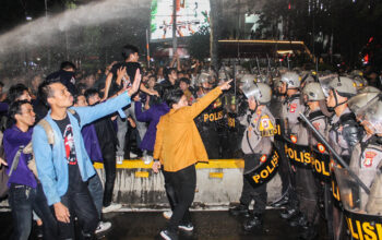 Aksi Unras BEM SI di Patung Kuda Ricuh, Polisi Bubarkan Paksa (2)