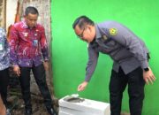 Kejari Kab Tangerang Pantau Pembangunan Jamban Sehat Di Mekar Baru