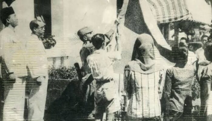 Mengenal Tiga Tokoh Pengibar Bendera saat Proklamasi Kemerdekaan 1945