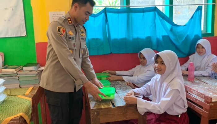 Peduli Pendidikan dan Tumbuh Kembang Anak, Kapolres Banjar Bagikan Makan Siang Gratis di Sekolah