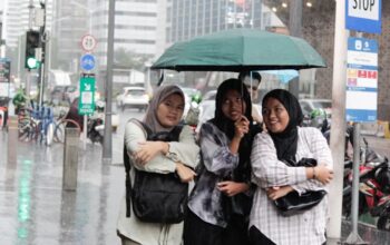 Berkah ‘November Rain’ Bagi Para Pelaku Ojek Payung (4)