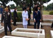 Peringati Hari Pahlawan, Pj Wali Kota Tebing Tinggi Ziarah ke Makam Pahlawan