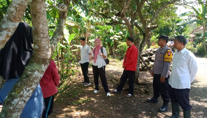 Bhabinkamtibmas bersama Pemdes Neglasari dan Dinas Bagikan Benih Ikan