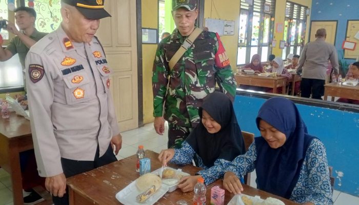 Polres Banjar Kembali Gelar Makan Gratis Bergizi kepada Anak Sekolah