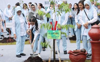 Pj Ketua TP PKK Provinsi Banten Irmawaty Habie Damenta Dampingi Istri Wapres RI Selvi Gibran Rakabuming Bersama Seruni Kabinet Merah Putih Lakukan Aksi Sosial