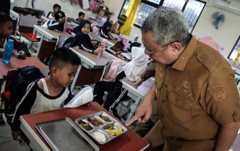 Tinjau Pelaksanaan Makan Bergizi Gratis di Tangsel, Benyamin Pastikan Berjalan Lancar