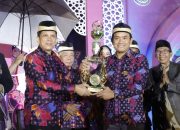 Raih Juara Umum MTQ, Camat Mekar Baru Terima Penghargaan