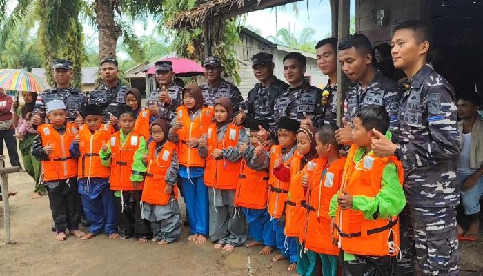 TNI AL TBA Berikan Life Jacket Kepada Pelajar yang Gunakan Sampan