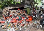 Hindari Pemotor, Truk DLH Tangsel Terguling di Tanjakan Rawalele Jombang