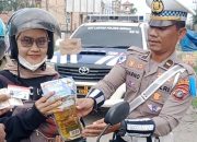 Kena Razia, Pengendara Ketiban Rezeki Dapat Hadiah Minyak Goreng dan Coklat Dari Satlantas Polres Sergai