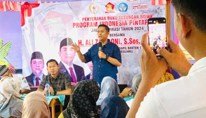 Kader Presiden Prabowo, Rifky Hermiansyah Salurkan PIP untuk Siswa di Pandeglang