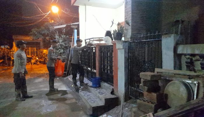 Brimob Metro Jaya Gelar Dapur Lapangan di Pondok Gede Permai untuk Bantu Warga Terdampak Banjir