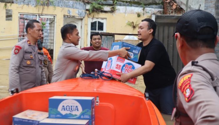 Polri-TNI Bagikan Makanan ke Warga Terdampak Banjir di Sawangan, Depok