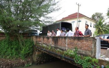 Tindaklanjuti Aduan Masyarakat, Gubernur Banten Andra Soni: Pemprov Banten Akan Bantu Perbaikan Jalan Kota Serang dan Normalisasi Hilir DAS Cibanten