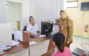 Wabup Intan Tinjau Posko Pengaduan THR di Disnaker