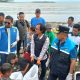 Gubernur Banten Andra Soni Bersama Masyarakat Bersihkan Tumpukan Sampah Pantai Teluk Labuan